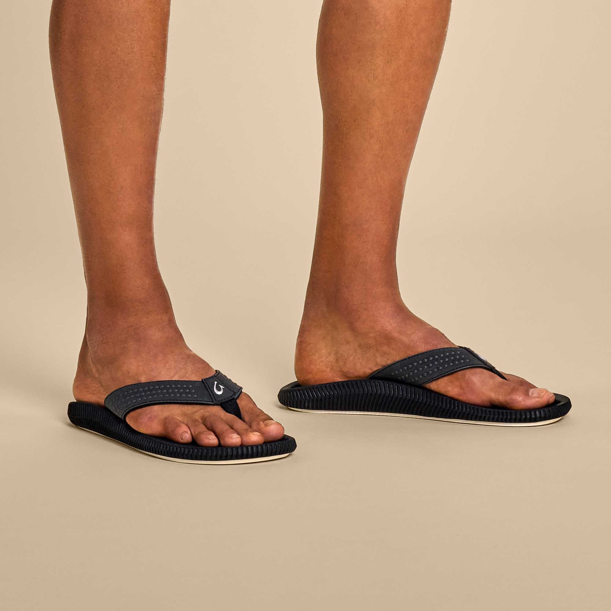 OLUKAI ULELE MENS SANDAL - BLACK - Image 5